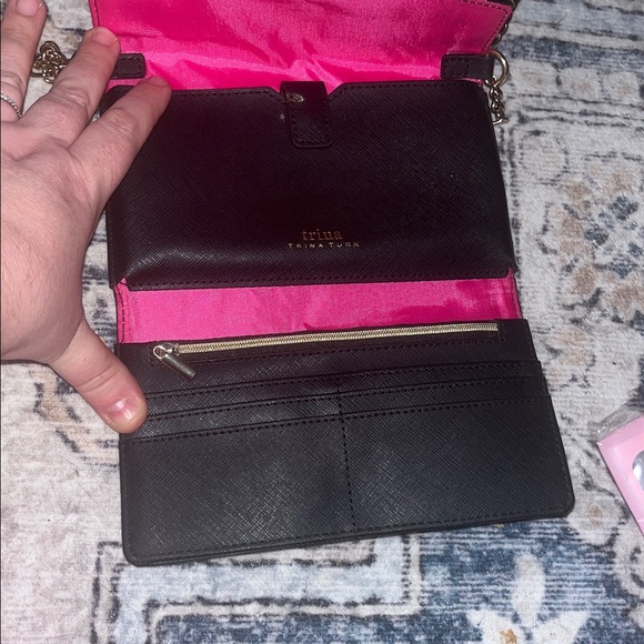 Trina Turk Wallet on a chain - Picture 2 of 5